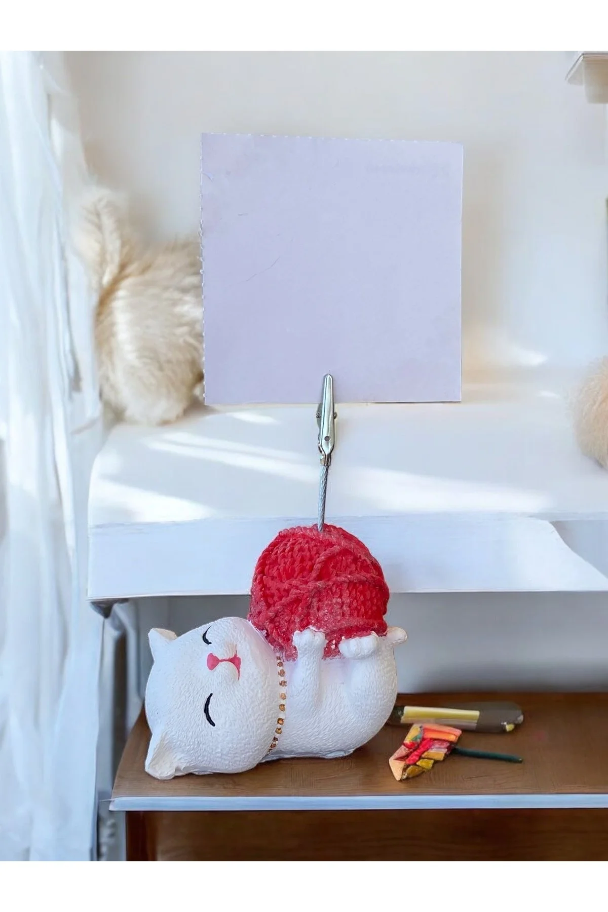 Kırmızı Yumak Tutan Yatan Kawaii Kedi Temalı Not Tutacağı Fotoğraf Tutacak Tutucu Ofis Hediyelik - 1. görsel