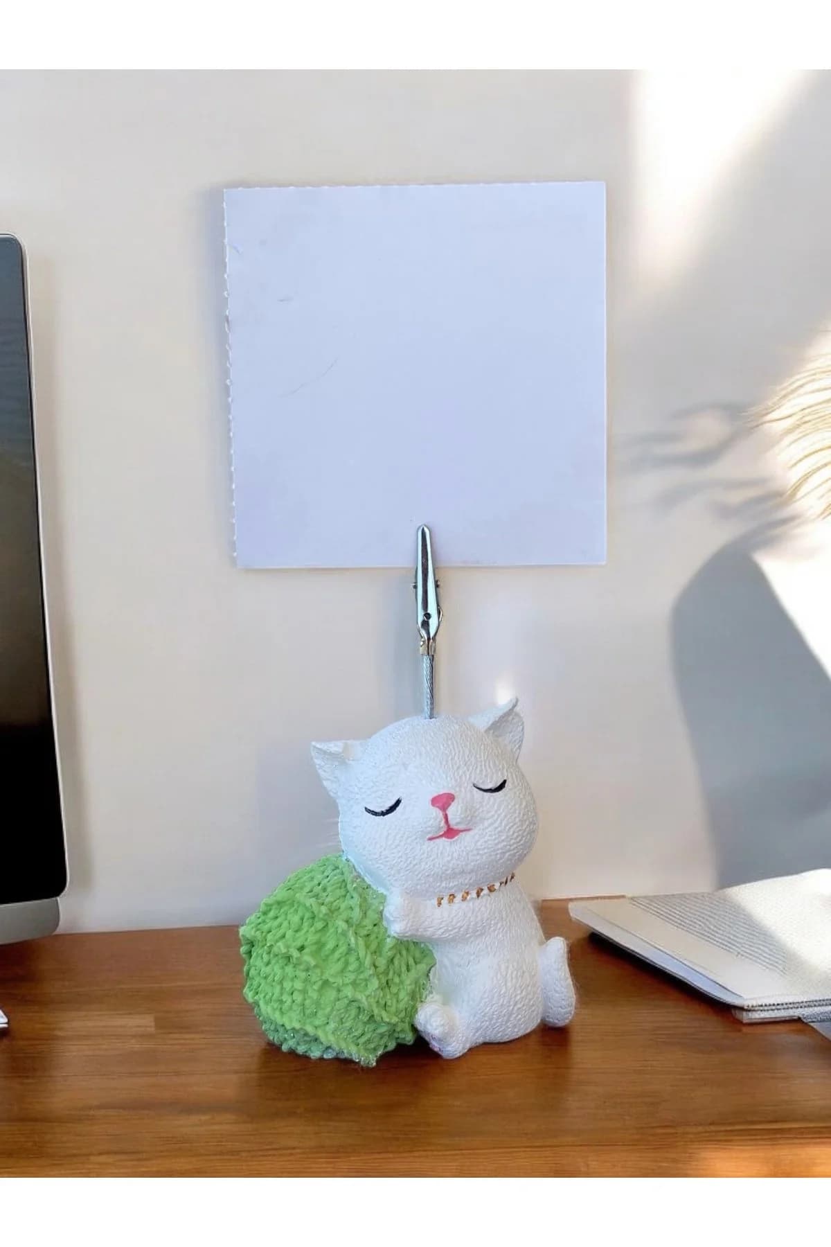 Yeşil Yumak Tutan Oturan Kawaii Kedi Temalı Not Tutacağı Fotoğraf Tutacak Tutucu Ofis Seti Hediyelik - 1. görsel