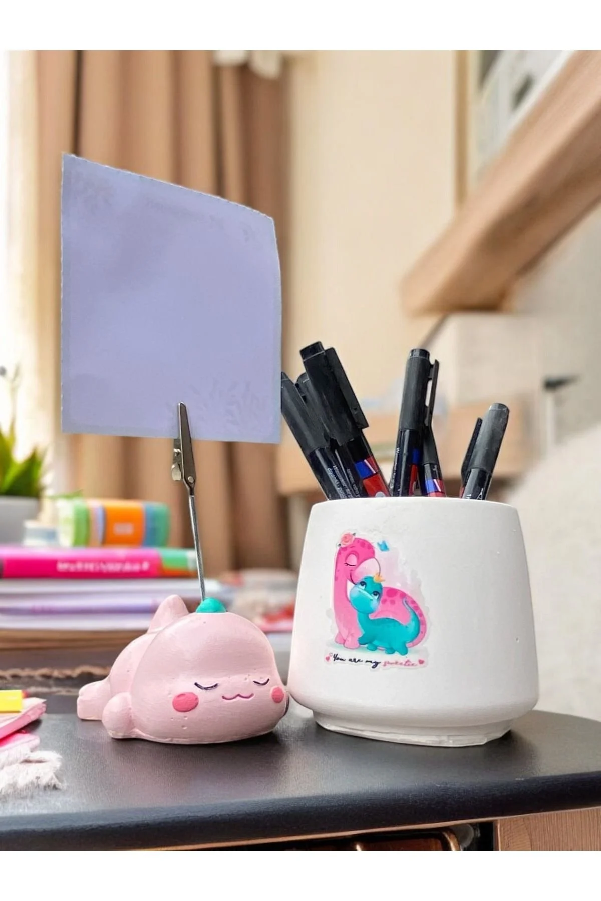Sevimli Yorgun Pembe Dinozor Temalı SET Fotoğraf Not Tutacağı ve Dino Baskılı Kalemlik Hediyelikl - 1. görsel