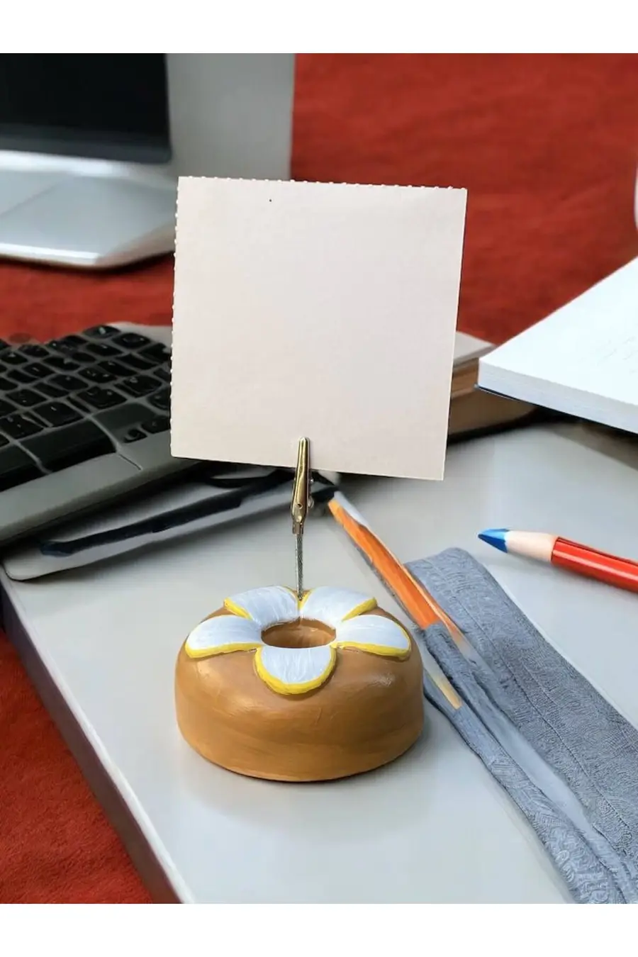 Beyaz Papatya Desenli Donut Model Temalı Fotoğraf Not Tutacak Ofis Masası Not Tutacağı Hediyelik - 1. görsel