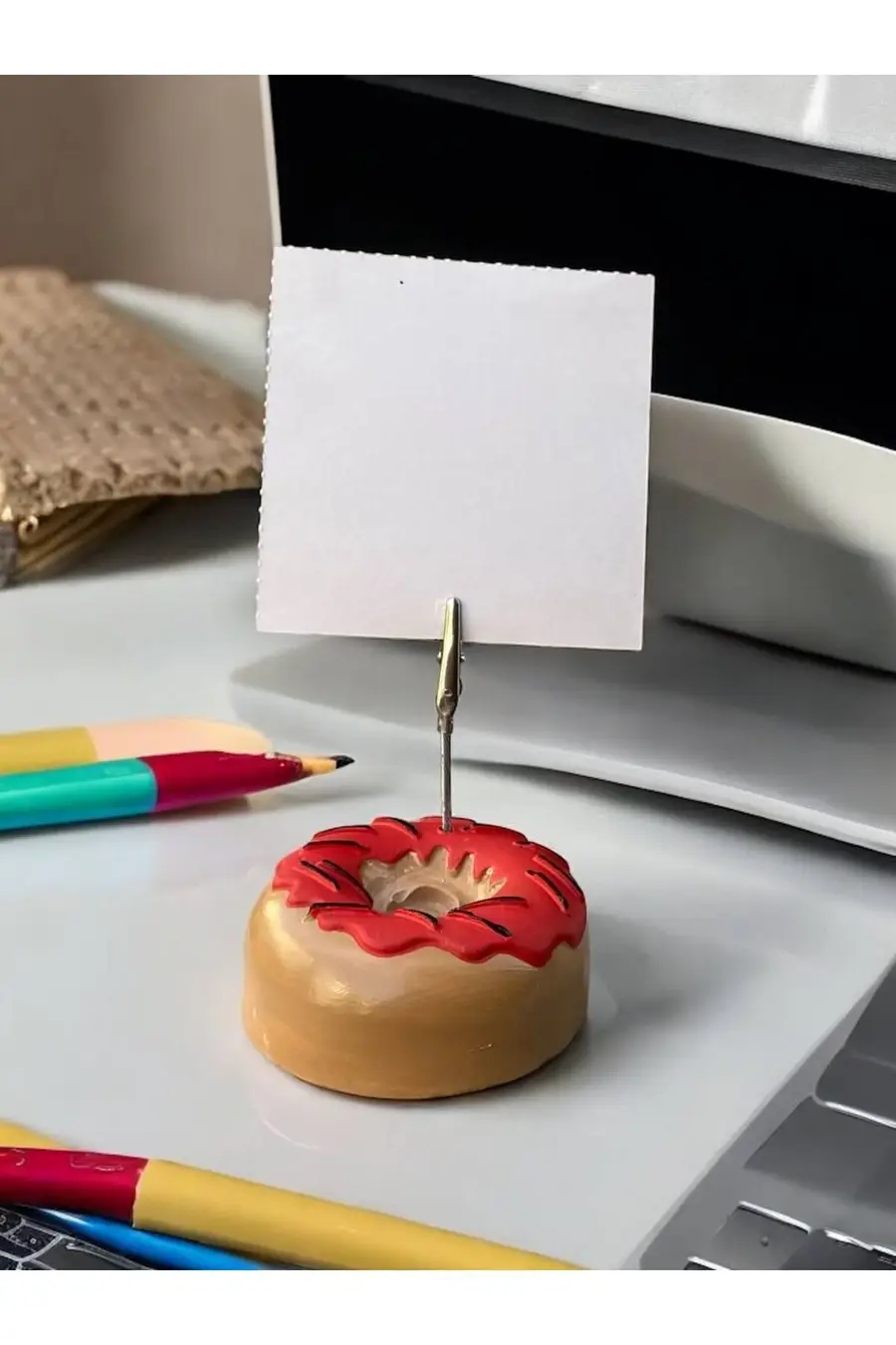 Kırmızı Çikolata Süsü Desenli Donut Model Temalı Fotoğraf Not Tutacak Ofis Masası Tutacağı Hediyelik - 1. görsel
