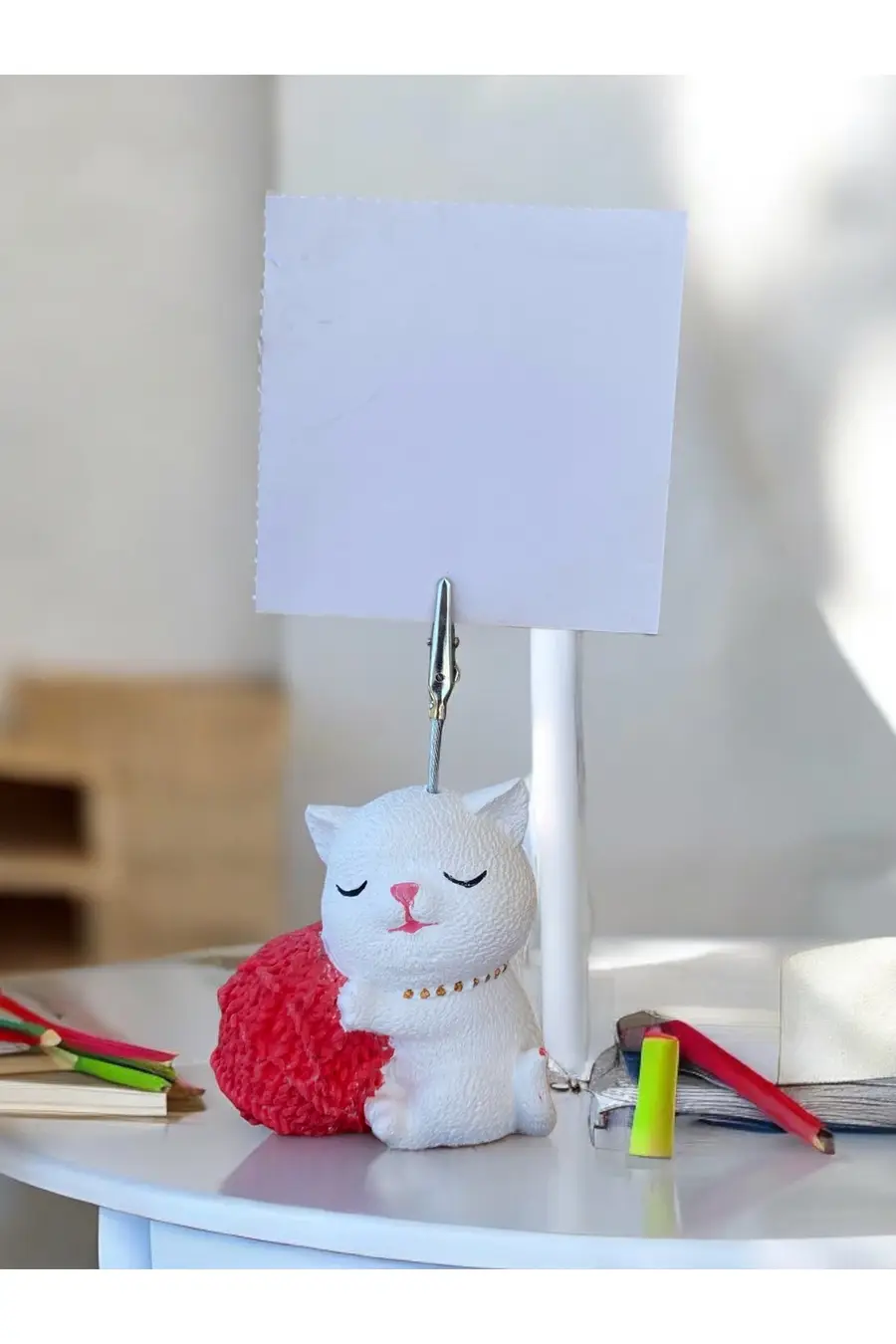Kırmızı Yumak Tutan Oturan Kawaii Kedi Temalı Not Tutacağı Fotoğraf Tutacak Tutucu Ofis Hediyelik - 1. görsel