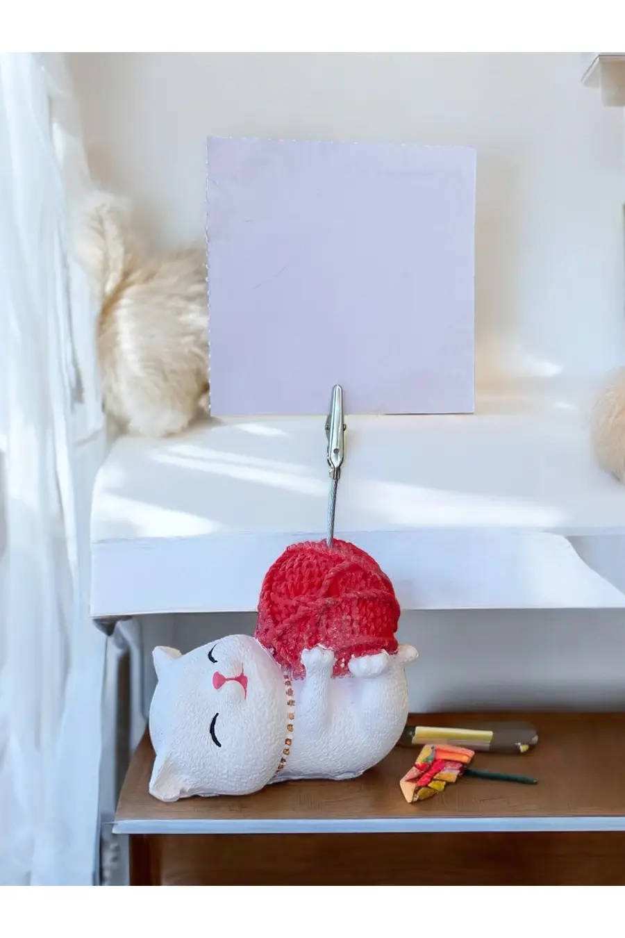 Kırmızı Yumak Tutan Yatan Kawaii Kedi Temalı Not Tutacağı Fotoğraf Tutacak Tutucu Ofis Hediyelik - 1. görsel