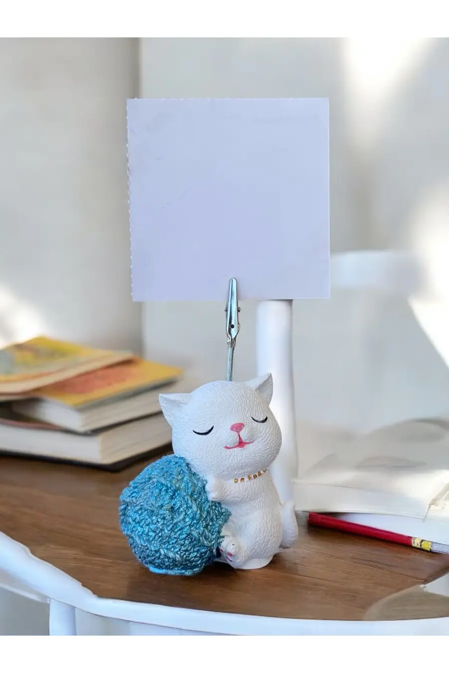 Mavi Sim Yumak Tutan Oturan Kawaii Kedi Temalı Not Tutacağı Fotoğraf Tutacak Tutucu Ofis Hediyelik - 1. görsel