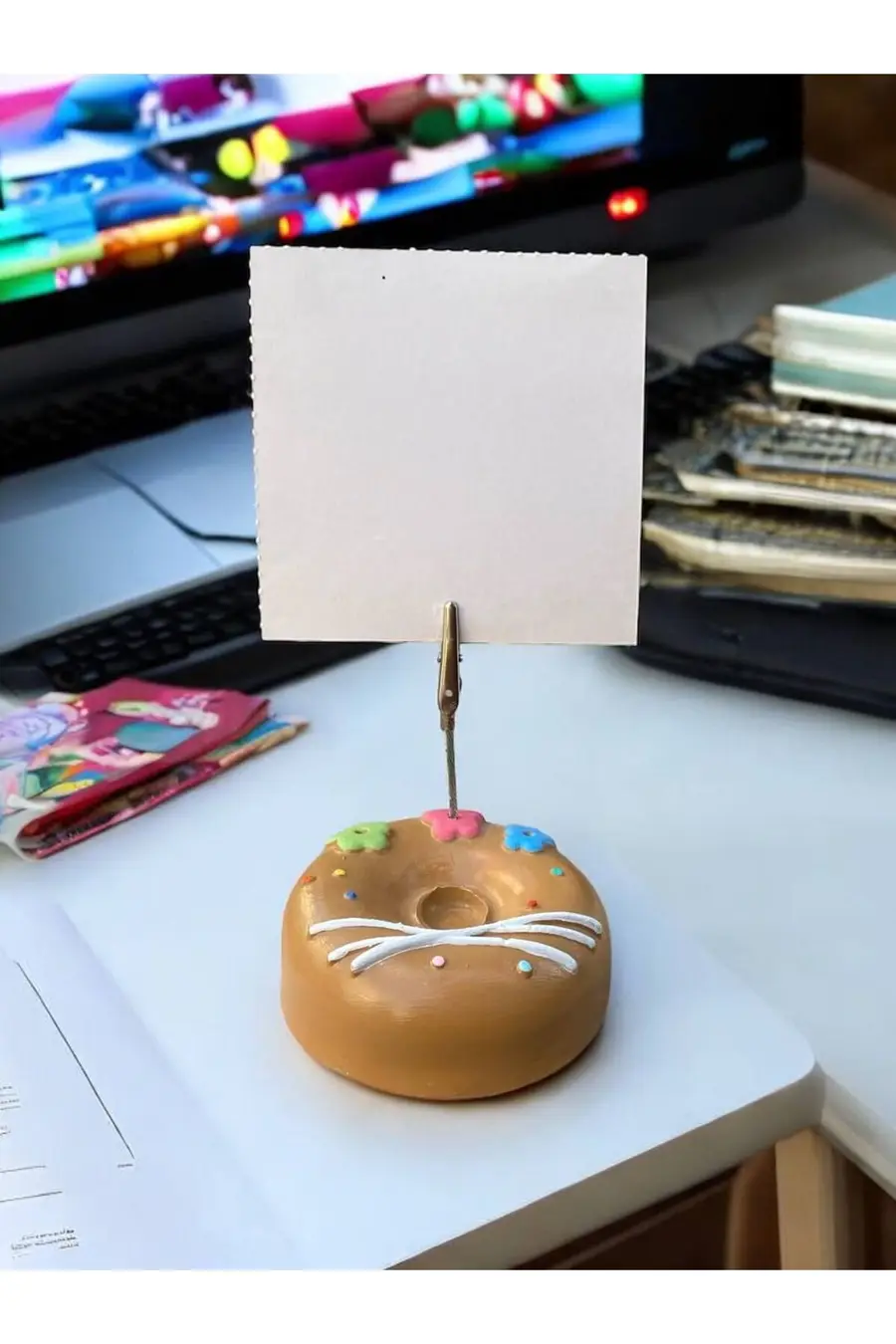 Renkli Çiçek Desenli Pasta Donut Model Temalı Fotoğraf Not Tutacak Ofis Masası Tutacağı Hediyelik - 1. görsel