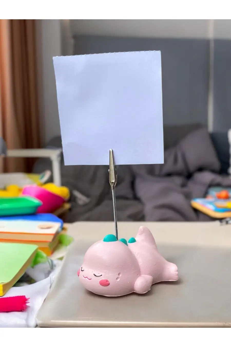 Sevimli Yorgun Pembe Dinozor Temalı Fotoğraf Not Tutacağı Ofis Masası Not Tutucu Hediyelik - 1. görsel