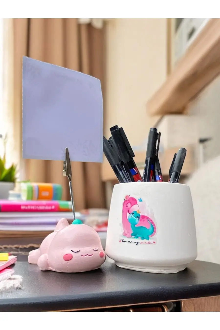 Sevimli Yorgun Pembe Dinozor Temalı SET Fotoğraf Not Tutacağı ve Dino Baskılı Kalemlik Hediyelikl - 1. görsel