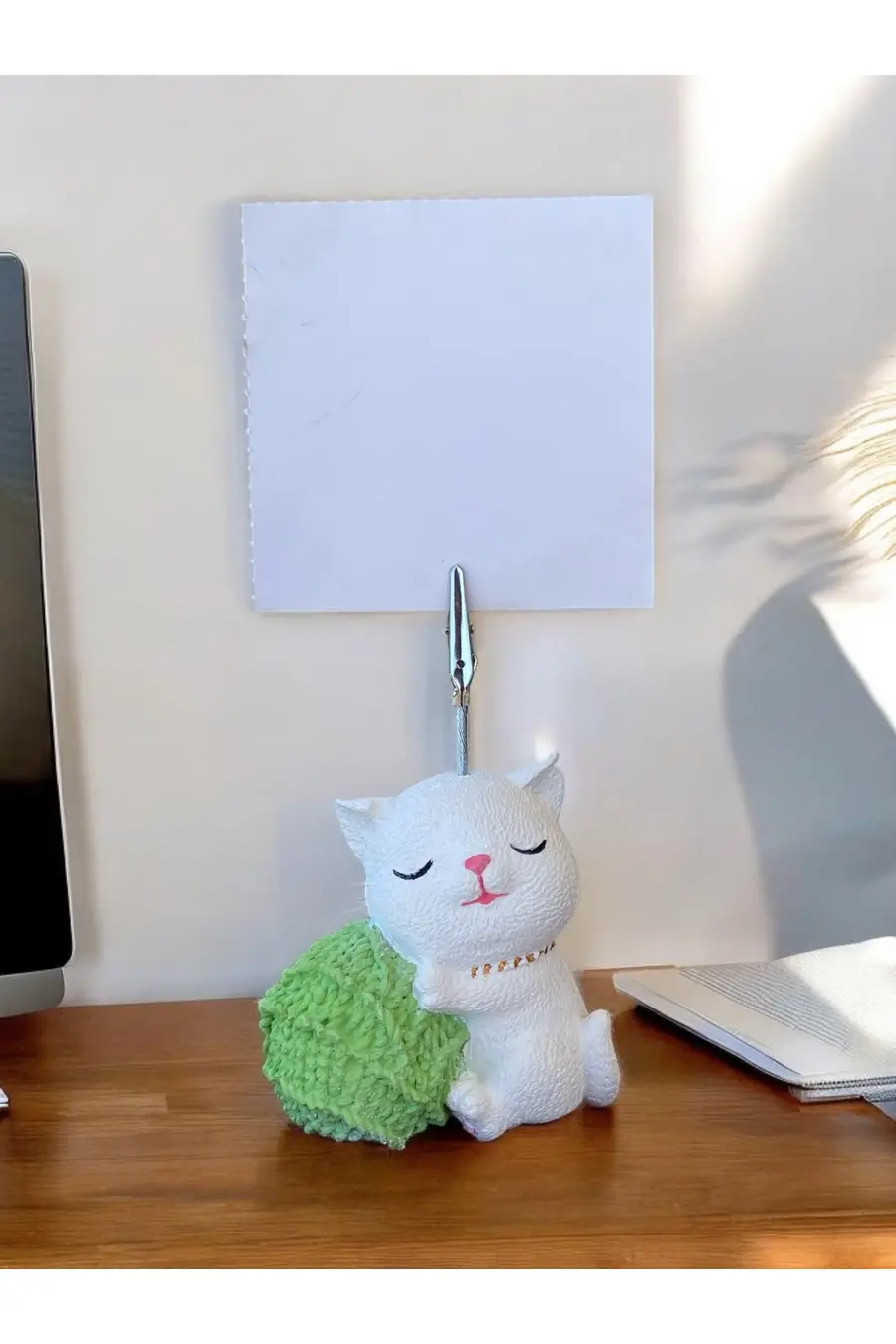 Yeşil Yumak Tutan Oturan Kawaii Kedi Temalı Not Tutacağı Fotoğraf Tutacak Tutucu Ofis Seti Hediyelik - 1. görsel